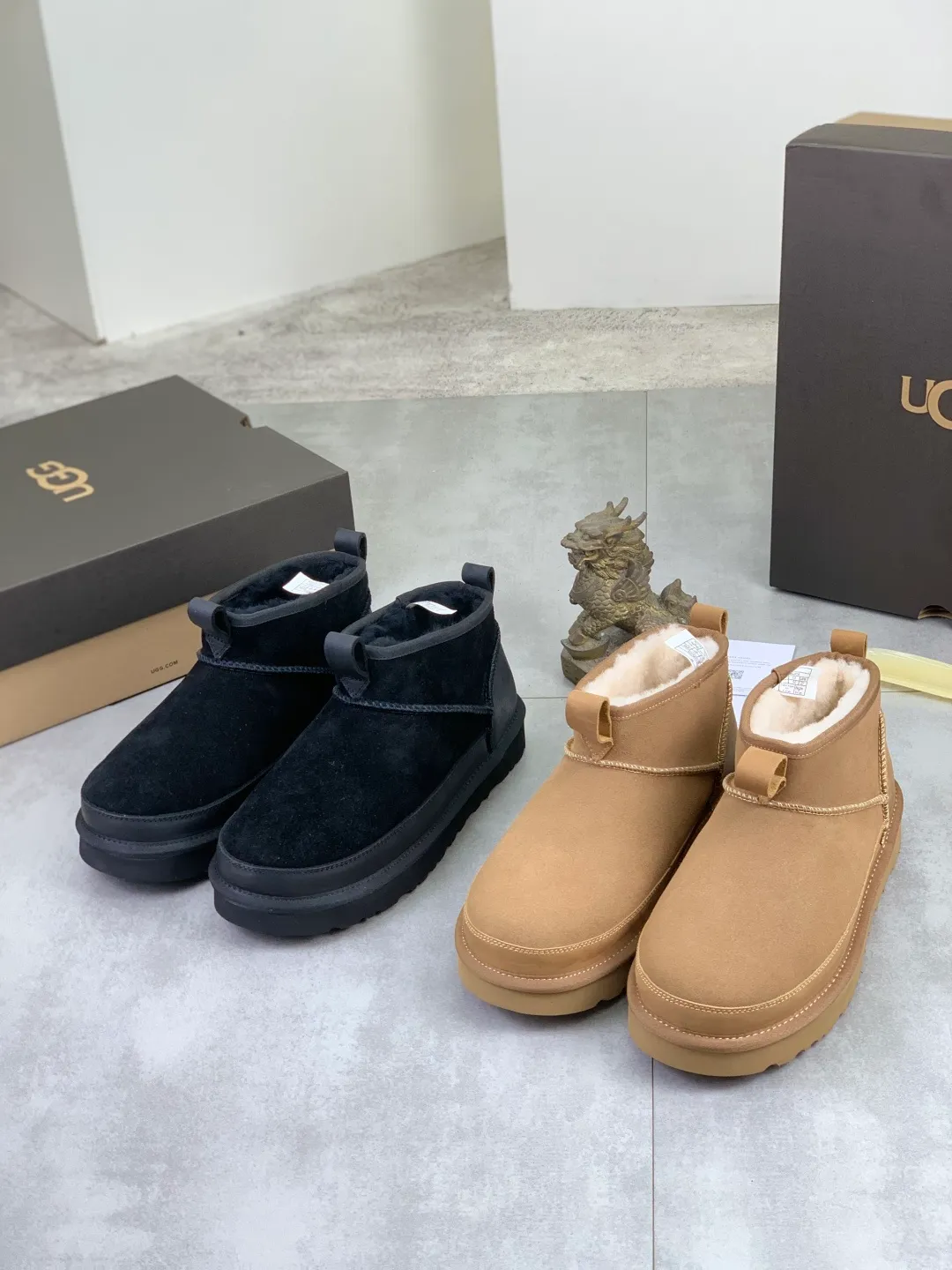 Men's men's shoes 💰P500 New top version UGG 2025 autumn and winter high-top new casual shoes new series Ansley Mules Fashionable and comfortable shallow flat slip-on casual loafers ✨ Classic suede cowhide with 10mm wool lining Insole suede collar Soft and comfortable ❤️ Decorated with UGG classic heat embossed brand logo on the back side Full texture Lightweight rubber sole Anti-slip, wear-resistant and comfortable Color: Black Brown Size: 39-45
